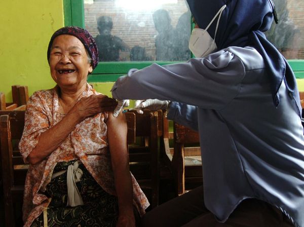 Senyum Ceria Nenek 102 Tahun yang Berani Divaksin