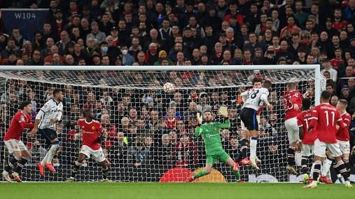 Atalantas Turkish defender Demiral (5R) scores his teams second goal past Manchester Uniteds Spanish goalkeeper David de Gea during the UEFA Champions league group F football match between Manchester United and Atalanta at Old Trafford stadium in Manchester, north west England, on October 20, 2021. (Photo by Paul ELLIS / AFP)