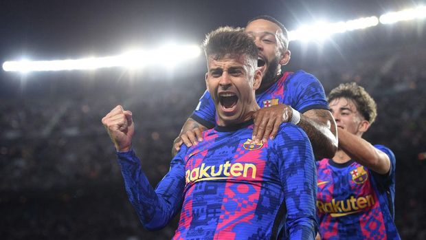 BARCELONA, SPAIN - OCTOBER 20: Gerard Pique of FC Barcelona celebrates after scoring their team's first goal during the UEFA Champions League group E match between FC Barcelona and Dynamo Kyiv at Camp Nou on October 20, 2021 in Barcelona, Spain. (Photo by Alex Caparros/Getty Images)