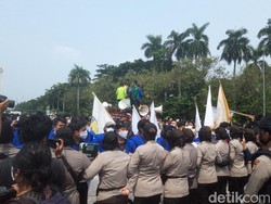 Massa di Patung Kuda Terus Berdatangan, Polisi Pasang Barikade Polwan