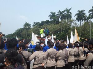Massa di Patung Kuda Terus Berdatangan, Polisi Pasang Barikade Polwan Massa di Patung Kuda Terus Berdatangan, Polisi Pasang Barikade Polwan