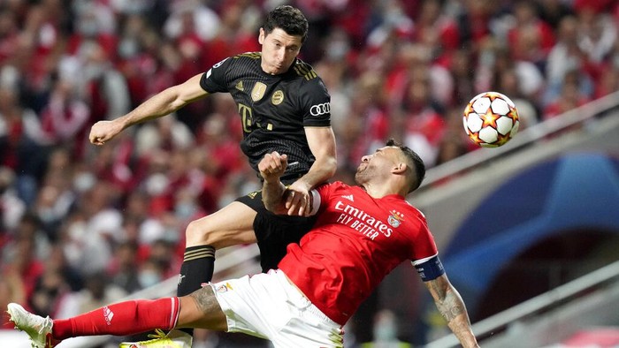 Bayern Kian Mantap di Puncak Klasemen Grup E Liga Champions Bayern Munich berhasil mengalahkan Benfica 4-0 dalam matchday ketiga Grup E Liga Champions. Bayern pun memuncaki klasemen dengan sembilan poin.