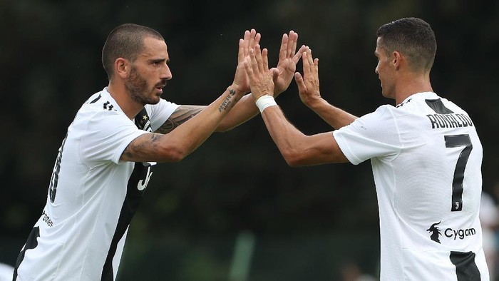 VILLAR PEROSA, ITALY - AUGUST 12: Cristiano Ronaldo (C) of Juventus celebrates with his team-mate Leonardo Bonucci (L) during the Pre-Season Friendly match between Juventus and Juventus U19 on August 12, 2018 in Villar Perosa, Italy. (Photo by Marco Luzzani/Getty Images)