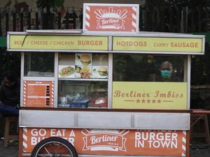 Murah Meriah! Ini 5 Burger Gerobakan Rp 10 Ribuan yang Mantap Isinya