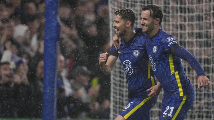 Chelseas Jorginho celebrates with Chelseas Ben Chilwell, right, after scoring his sides fourth goal during the Champions League group H soccer match between Chelsea and Malmo at the Stamford Bridge stadium in London, Wednesday, Oct. 20, 2021. (AP Photo/Alastair Grant)