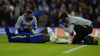 Usai penalti itu, Chelsea kena apes. Lukaku mengalami cedera, sehingga terpaksa digantikan Kai Havertz. AP Photo/Alastair Grant).