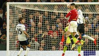 Gol Ronaldo lahir di menit ke-81. (Foto: AP/Dave Thompson)