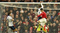 Bola sundulan Ronaldo, hasil operan Luke Shaw, bersarang di gawang Atalanta. (Foto: AP/Dave Thompson)
