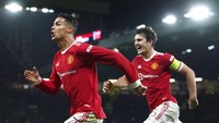 Kapten Harry Maguire ikut-serta mengiringi Ronaldo berselebrasi. (Foto: AP/Martin Rickett)