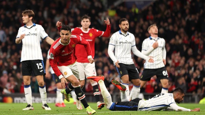MANCHESTER, ENGLAND - OCTOBER 20: Cristiano Ronaldo of Manchester United celebrates after scoring their sides third goal during the UEFA Champions League group F match between Manchester United and Atalanta at Old Trafford on October 20, 2021 in Manchester, England. (Photo by Naomi Baker/Getty Images)