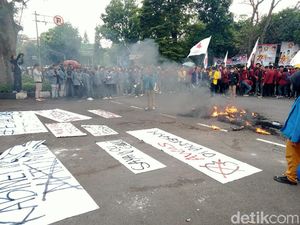 Kepung Gedung DPRD Jabar, Mahasiswa Teriakkan 10 Tuntutan! Kepung Gedung DPRD Jabar, Mahasiswa Teriakkan 10 Tuntutan!