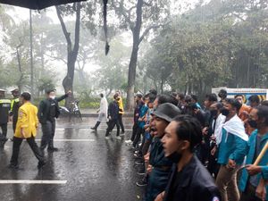 Diguyur Hujan Deras, Massa BEM SI Tetap Long March Menuju Istana