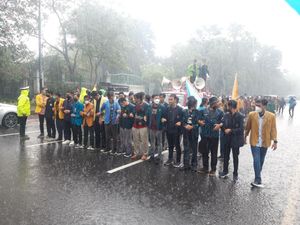 Demo BEM SI Tetap Lanjut Meski Diguyur Hujan