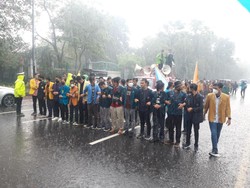 Demo BEM SI Tetap Lanjut Meski Diguyur Hujan