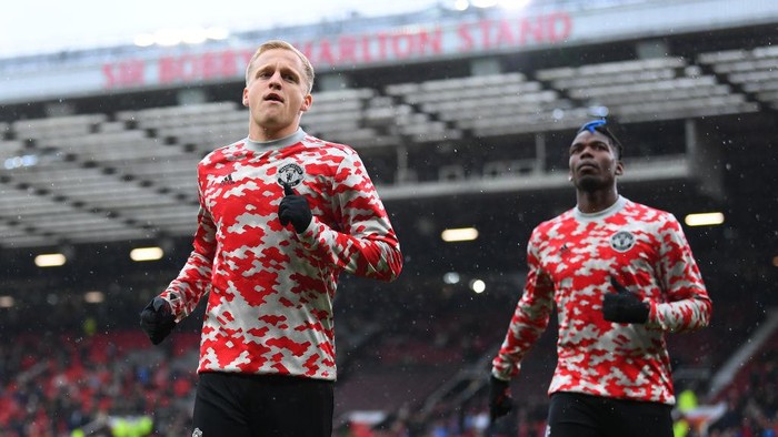 MANCHESTER, ENGLAND - OCTOBER 02: Donny van de Beek of Manchester United during the Premier League match between Manchester United and Everton at Old Trafford on October 02, 2021 in Manchester, England. (Photo by Michael Regan/Getty Images)