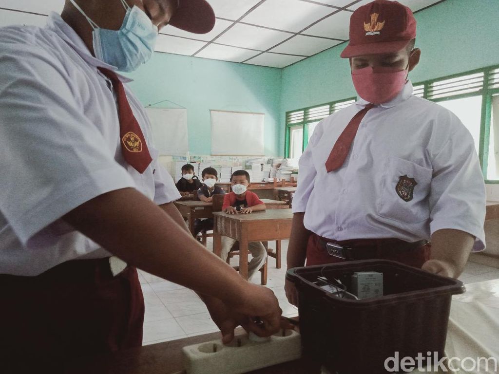 Keren! Siswa SD di Klaten Ini Berhasil Buat Generator Penangkal COVID-19 Keren! Siswa SD di Klaten Ini Berhasil Buat Generator Penangkal COVID-19