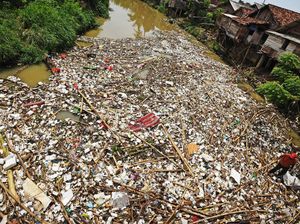 Duh...Sungai Cibanten Serang Dipenuhi Sampah