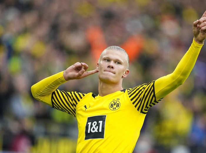 Dortmund's Erling Haaland scoring a penalty during the German Bundesliga soccer match between Borussia Dortmund and FSV Mainz 05 in Dortmund, Germany, Saturday, Oct. 16, 2021. (AP Photo/Martin Meissner)
