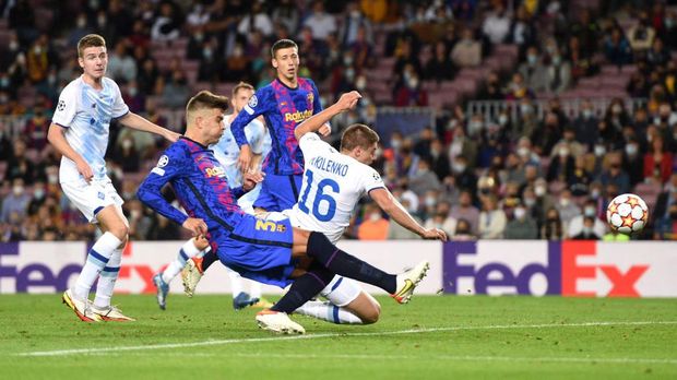 BARCELONA, SPAIN - OCTOBER 20: Gerard Pique of FC Barcelona scores their team's first goal during the UEFA Champions League group E match between FC Barcelona and Dynamo Kyiv at Camp Nou on October 20, 2021 in Barcelona, Spain. (Photo by Alex Caparros/Getty Images)