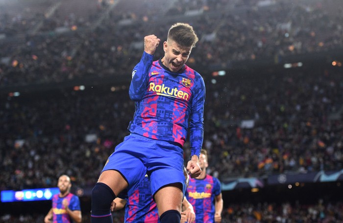 BARCELONA, SPAIN - OCTOBER 20: Gerard Pique of FC Barcelona scores their teams first goal during the UEFA Champions League group E match between FC Barcelona and Dynamo Kyiv at Camp Nou on October 20, 2021 in Barcelona, Spain. (Photo by Alex Caparros/Getty Images)