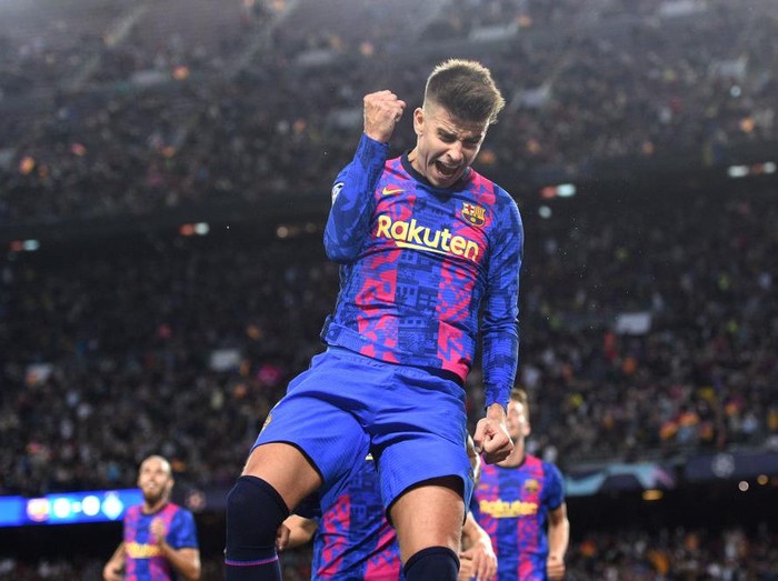 BARCELONA, SPAIN - OCTOBER 20: Gerard Pique of FC Barcelona scores their team's first goal during the UEFA Champions League group E match between FC Barcelona and Dynamo Kyiv at Camp Nou on October 20, 2021 in Barcelona, Spain. (Photo by Alex Caparros/Getty Images)