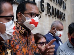 Haris Azhar Pakai Masker Bertanda Silang Saat Mediasi, Ini Artinya