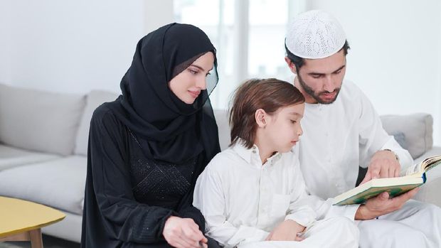 Ilustrasi mengajarkan anak membaca Alquran