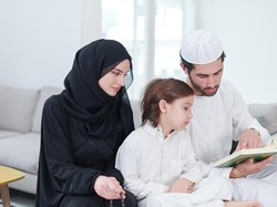 Surat Luqman Ayat 14: Arab, Latin dan Perintah Berbakti pada Orang Tua