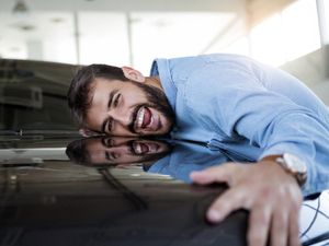 Cinta Banget, Pria ini Pasang Badan Lindungi Mobil dari Hujan Es