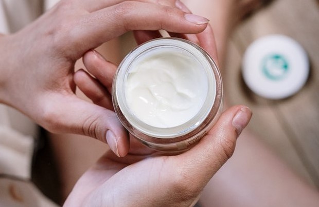 Ilustrasi penggunaan mositurizer/Pexels.com/cottonbro Ilustrasi penggunaan mositurizer/Pexels.com/cottonbro