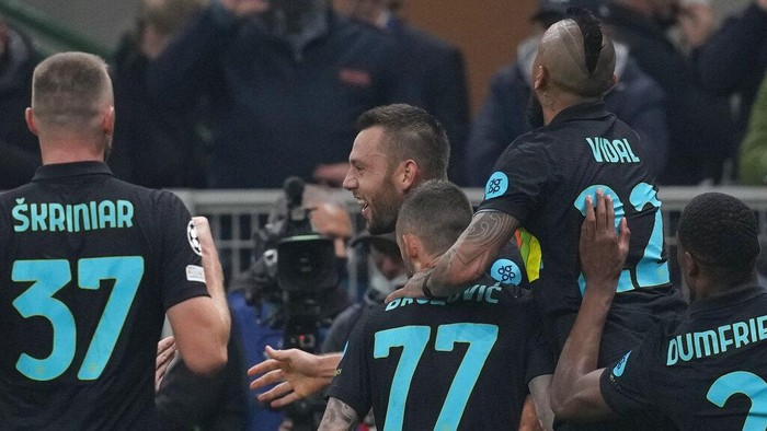 Inter Milans Stefan de Vrij, top centre celebrates with team mates after scoring his sides third goal during the Champions League group D soccer match between Inter Milan and Sheriff at the San Siro stadium in Milan, Italy, Tuesday, Oct. 19, 2021. (AP Photo/Antonio Calanni)