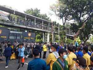 Massa BEM SI Bertambah, Jl Medan Merdeka Barat Ditutup Kawat Berduri Massa BEM SI Bertambah, Jl Medan Merdeka Barat Ditutup Kawat Berduri