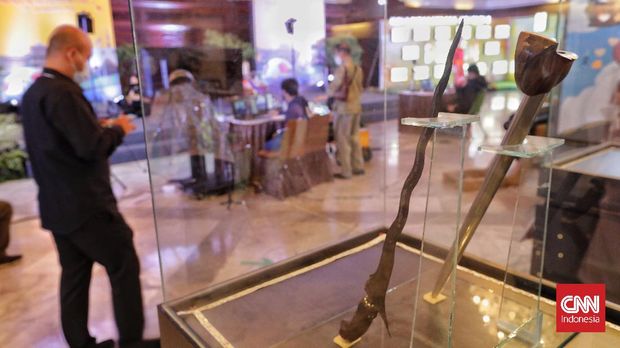 Konservator Museum Pusaka TMII Nasip Hadiprayitno melakukan proses memandikan keris (Jamasan) dalam rangkaian Gebyar Pesona Museum Nusantara. Jakarta, Kamis, 21 Oktober 2021. CNN Indonesia/Adhi Wicaksono