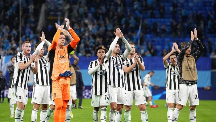 Juventus celebrate their victory after the Champions League group H soccer match between Zenit St. Petersburg and Juventus at the Gazprom Arena in St.Petersburg, Russia, Wednesday, Oct. 20, 2021. (AP Photo/Dmitry Lovetsky)