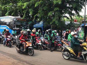 Wacana Shelter Belum Jelas, Ojol Bikin Macet Depan Stasiun Manggarai Wacana Shelter Belum Jelas, Ojol Bikin Macet Depan Stasiun Manggarai
