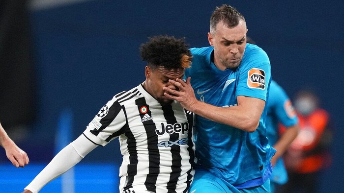 Zenits Artem Dzyuba, right, challenges for the ball with Juventus Weston McKennie during the Champions League group H soccer match between Zenit St. Petersburg and Juventus at the Gazprom Arena in St.Petersburg, Russia, Wednesday, Oct. 20, 2021. (AP Photo/Dmitry Lovetsky)