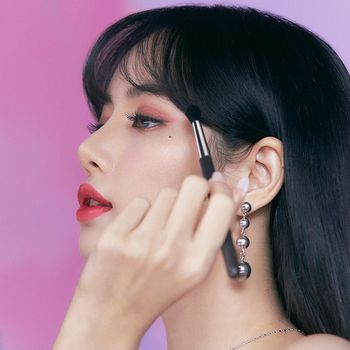 Lisa BLACKPINK untuk MAC Cosmetics