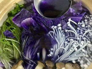 Masak Hot Pot Pakai Sawi Ungu, Pria Ini Bengong Lihat Hasilnya Masak Hot Pot Pakai Sawi Ungu, Pria Ini Bengong Lihat Hasilnya