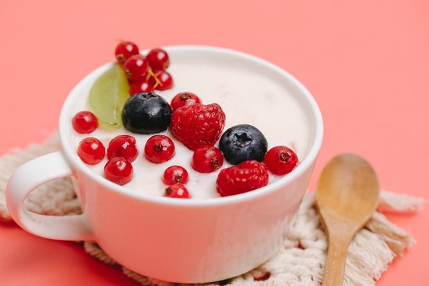 Mengonsumsi Yogurt / foto : pexels.com/AnyLane