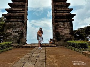 Terbius Pesona Candi Cetho yang Magis