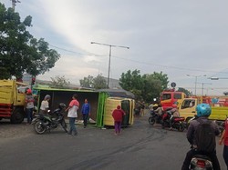 Mobil Damkar Tabrak Truk Hingga Terguling Saat Ngebut ke Kebakaran di Gresik