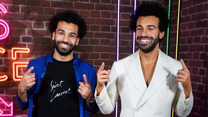 Mohamed Salah berfoto dengan patung lilin dirinya di Museum Madame Tussauds, London, Kamis 21 Oktober 2021.
