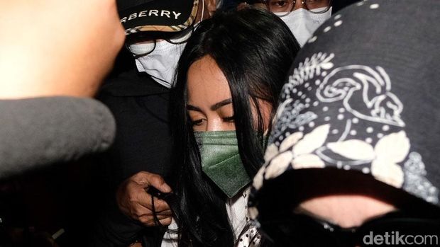 Selebgram Rachel Vennya tiba di Polda Metro Jaya. Dia diperiksa polisi terkait aksi kabur saat karantina di RSDC Pademangan.