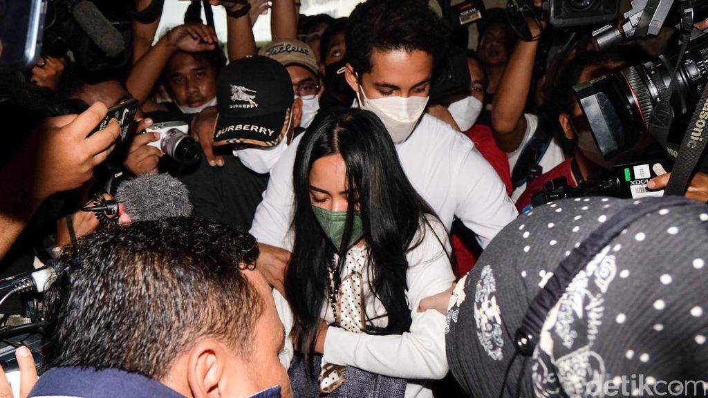 Selebgram Rachel Vennya tiba di Polda Metro Jaya. Dia diperiksa polisi terkait aksi kabur saat karantina di RSDC Pademangan.