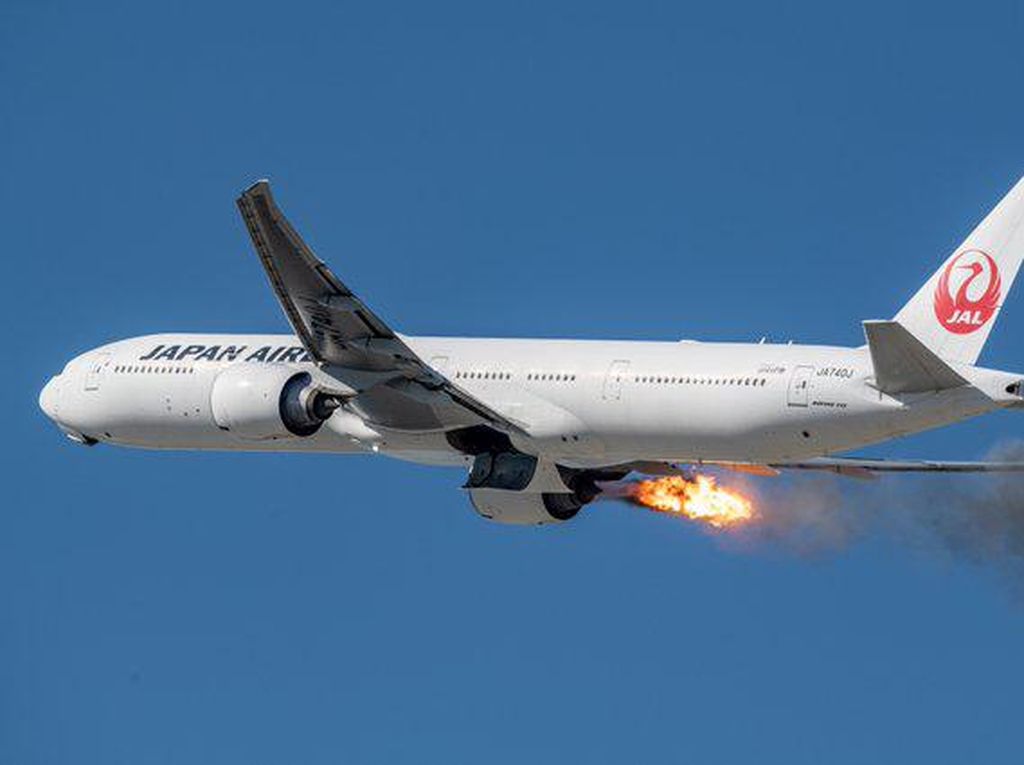 Mesin Pesawat Japan Airlines Terbakar di Udara, Semua Penumpang Selamat