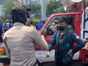 Polisi Bagi-bagi Masker di Tengah Demo, Mahasiswa: Jangan Pencitraan