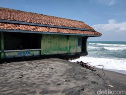 Bahaya! Abrasi di Pantai Trisik, Bangunan TPI Nyaris Roboh