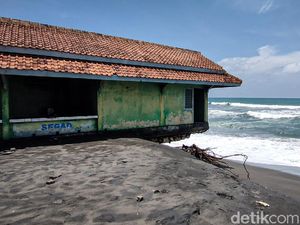 Bahaya! Abrasi di Pantai Trisik, Bangunan TPI Nyaris Roboh Bahaya! Abrasi di Pantai Trisik, Bangunan TPI Nyaris Roboh