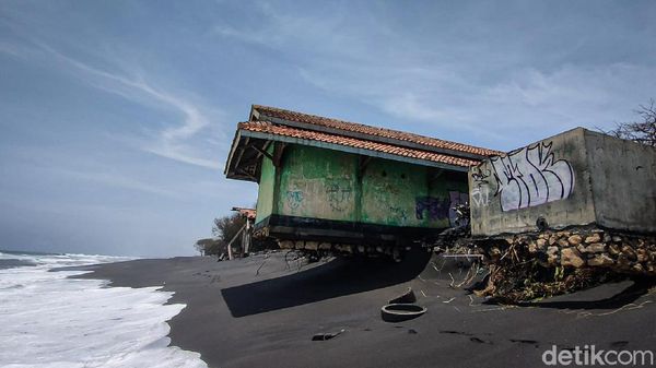 Abrasi Pantai Trisik Makin Parah, Bangunan TPI Nyaris Roboh
