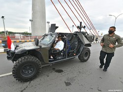 Gaya Jokowi Naik Rantis Saat Resmikan Jembatan Sei Alalak